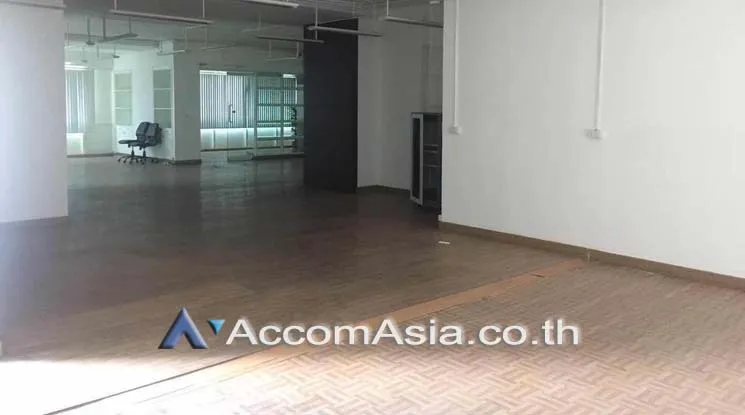 unit Office space For Rent in Sukhumvit, Bangkok  near BTS Ekkamai (AA18623)